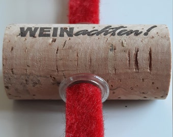 Napkin rings made of natural cork with the print "WEINachten!"