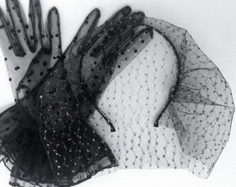 Puede incluir: Un par de guantes negros de encaje con lunares y una diadema negra de encaje con purpurina plateada.
