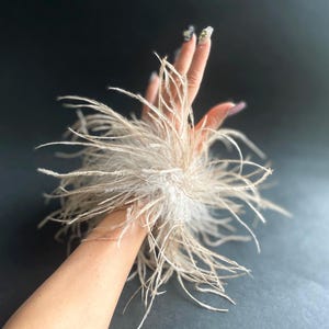 Fluffy Beige Feather Wrist Cuffs, Ostrich Snap Feather Cuffs, Detachable Feather Wrist Bracelet, Tea Party, Vintage Party, Cocktail Party