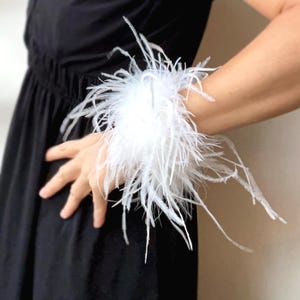 Luxury White Ostrich Feather Bracelet, Wedding Feather Wrist Cuffs White, Fluffy Gloves, Hens Night Party Accessory, Bride Feather Cuffs