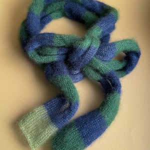 Smal fluffig mohairsilkeshalsduk - tunn och lång - mörkblå och gröna ränder - mångsidig accessoar - mjuk stickad halsduk - naturgarn