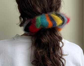 マルチカラーのふわふわモヘアシュシュ - ヘアアクセサリー