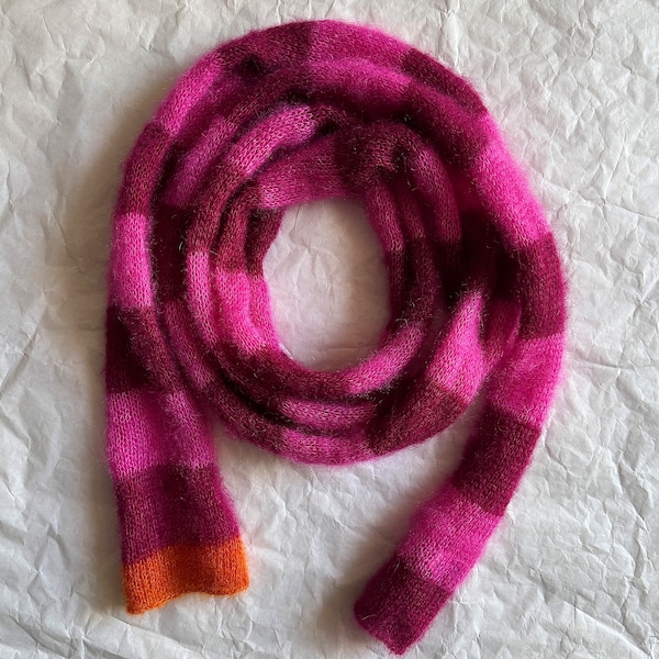 Sciarpa sottile e soffice in seta mohair - sottile e lunga - bordeaux e rosa brillante - accessorio versatile - realizzata su ordinazione - morbida sciarpa lavorata a maglia