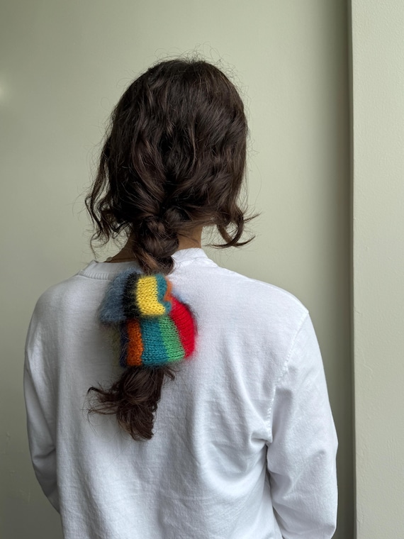 マルチカラーのふわふわモヘアシュシュ - ヘアアクセサリー