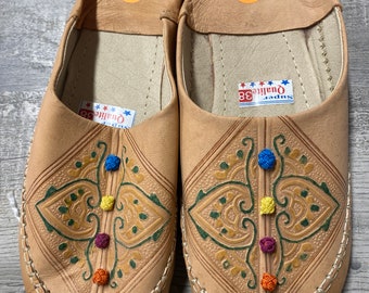 Moroccan leather women slippers/babouche/ handmade by artisans in Fes /