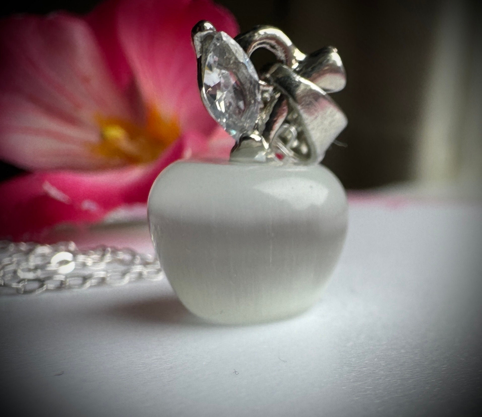 Collier Pendentif Pomme Rouge Cristal - Plaqué Or Blanc, Neuf