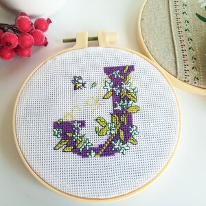Personalizado Acabado y enmarcado Punto de cruz Primera letra del nombre regalo de cumpleaños Letra J alfabeto bordado a mano redondo en aro 5"