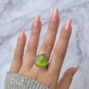 Bague ajustable en ammolite / Argent sterling 925 / Pierres précieuses curatives / Bijoux en ammolite / Cadeaux pour elle / Cabane en poire / Bague en ammolite tendance