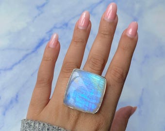 Moonstone Ring Size 9 / 925 Sterling Silver / Healing Gemstone / Gift for her / Cushion Cab / Moonstone Jewel / Statement Moonstone Ring
