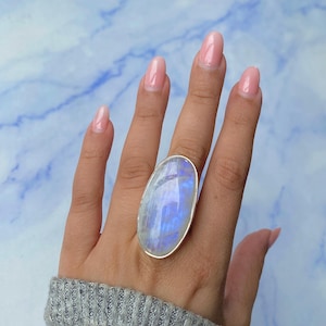 Moonstone Ring Size 7 / 925 Sterling Silver / Healing Gemstone / Gifts for her / Oval Cab / Moonstone Jewelry / Statement Moonstone Ring