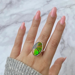 Bague ajustable en ammolite / Argent sterling 925 / Pierres précieuses curatives / Bijoux en ammolite / Cadeaux pour elle / Cabine ovale / Bague en ammolite tendance