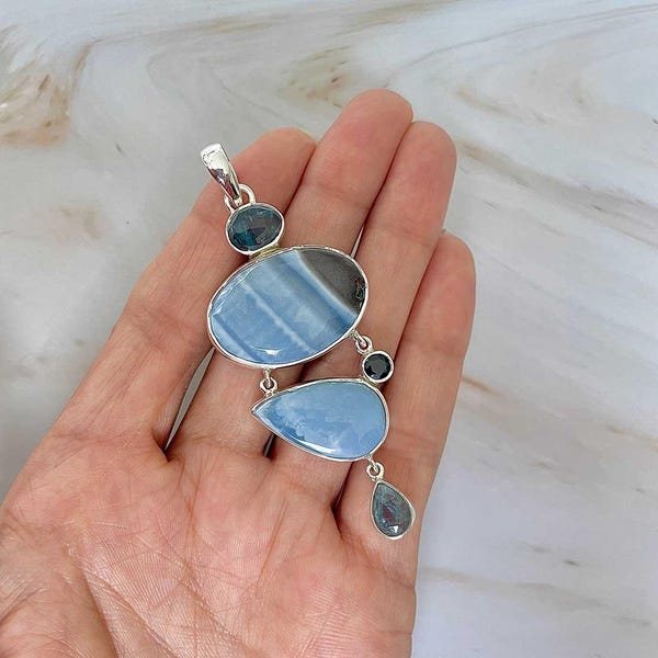 Blå opal, neonapatit, svart ryggradshänge / 925 sterlingsilver / helande ädelsten / oval kapell / smycken med blå opal / BLO-P-35.
