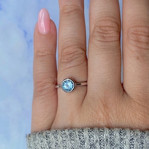 Anillo de topacio azul / Anillo de plata esterlina / Rodio vermeil / Piedra preciosa curativa / Joyería con piedra de nacimiento / Regalos para ella / Corte redondo / Anillo delicado