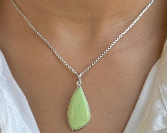Collana con pendente in crisoprasio limone / Argento sterling 925 / Pietra curativa / Regalo per lei / Cabochon di lusso / Pendente di tendenza