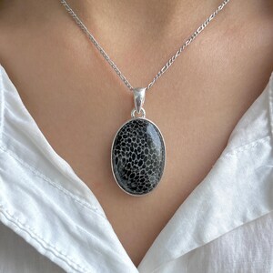 Colgante de coral raya / Plata de ley 925 / Piedra preciosa curativa / Regalos para ella / Piedra preciosa natural / Caballete ovalado / Colgante llamativo SRC-P-1.