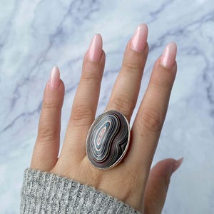 Fordite verstelbare ring / 925 sterlingzilveren ring / genezende edelsteen / cadeaus voor haar / ovale cabine / Fordite / statement Fordite-ringen