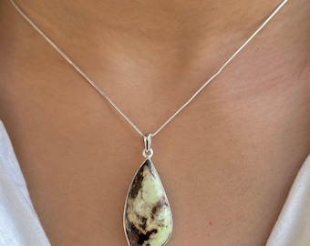 Collana con pendente in crisoprasio limone / Argento sterling 925 / Pietra curativa / Regalo per lei / Cabochon di lusso / Pendente di tendenza