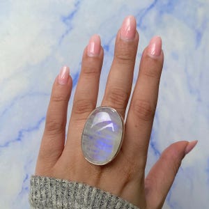 Moonstone Ring Size 7 / 925 Sterling Silver / Healing Gemstone / Gifts for her / Oval-Cab / Moonstone Jewelry / Statement Moonstone Ring
