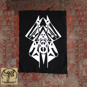 Könnte beinhalten: Schwarzer Stoff-Patch mit einem weißen geometrischen Design. Das Design zeigt ein zentrales Dreieck mit einem Kreis im Inneren, umgeben von anderen geometrischen Formen.