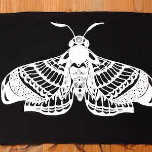 Screentryckt lapp med vit mal – Svart tyglapp, Gotisk & Boho-lapp