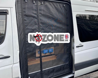 Op de afbeelding: Een witte bestelwagen met een zwarte gaasdeur aan de achterkant. De gaasdeur is voorzien van de tekst "NoZone.uk" en een muggenicoon.