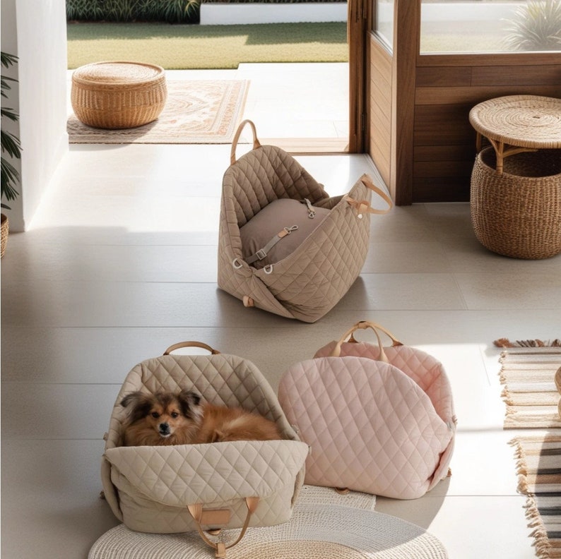 K&ouml;nnte beinhalten: Drei gesteppte Hundebetten in Beige und Rosa. Zwei der Betten sind beige und eines ist rosa. Die Betten sind aus gestepptem Stoff gefertigt und haben einen Rei&szlig;verschluss. Die Betten stehen auf einem hellbraunen Teppich.