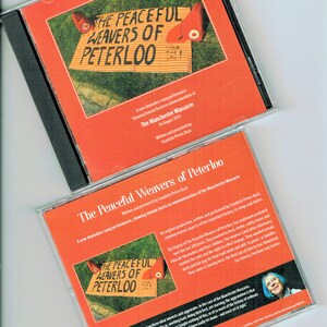 Könnte beinhalten: Zwei CD-Hüllen mit orangefarbenem und rotem Hintergrund. Die Vorderseite zeigt ein rotes und weißes Schild mit der Aufschrift "The Peaceful Weavers of Peterloo". Die Rückseite zeigt ein Foto einer Frau mit kurzen grauen Haaren und einem weißen Hemd. Der Text auf der Rückseite lautet "The Peaceful Weavers of Peterloo" und "Written and presented by Charlotte Peters Rock".