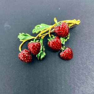 Erdbeeren, Vintage Schmuck, alte Brosche Erdbeer-Zweig, goldfarben, emailliert Bild 7