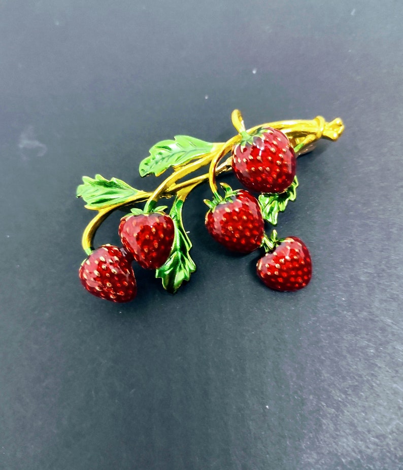 Erdbeeren, Vintage Schmuck, alte Brosche Erdbeer-Zweig, goldfarben, emailliert Bild 7