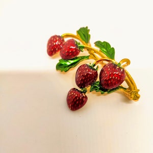 Erdbeeren, Vintage Schmuck, alte Brosche Erdbeer-Zweig, goldfarben, emailliert Bild 5
