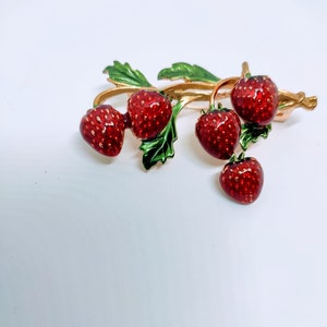 Erdbeeren, Vintage Schmuck, alte Brosche Erdbeer-Zweig, goldfarben, emailliert Bild 2