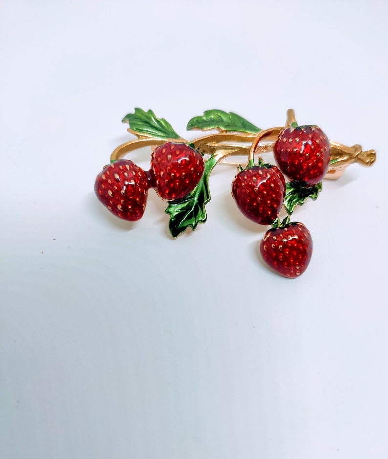 Erdbeeren, Vintage Schmuck, alte Brosche Erdbeer-Zweig, goldfarben, emailliert Bild 2