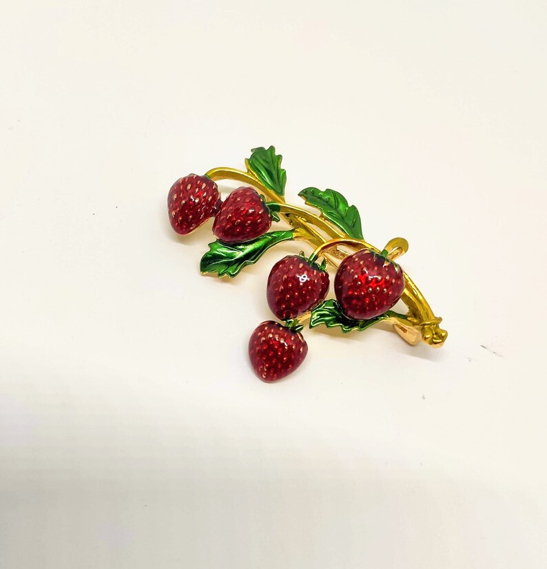 Erdbeeren, Vintage Schmuck, alte Brosche Erdbeer-Zweig, goldfarben, emailliert Bild 3