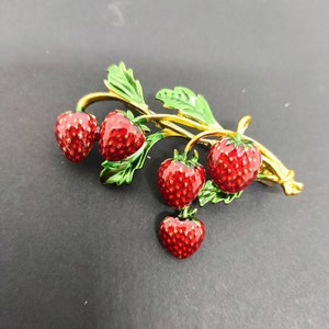 Erdbeeren, Vintage Schmuck, alte Brosche Erdbeer-Zweig, goldfarben, emailliert Bild 6