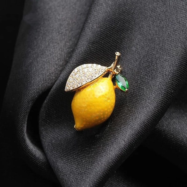 Broche vintage, plaqué or citron, émaillée, avec strass