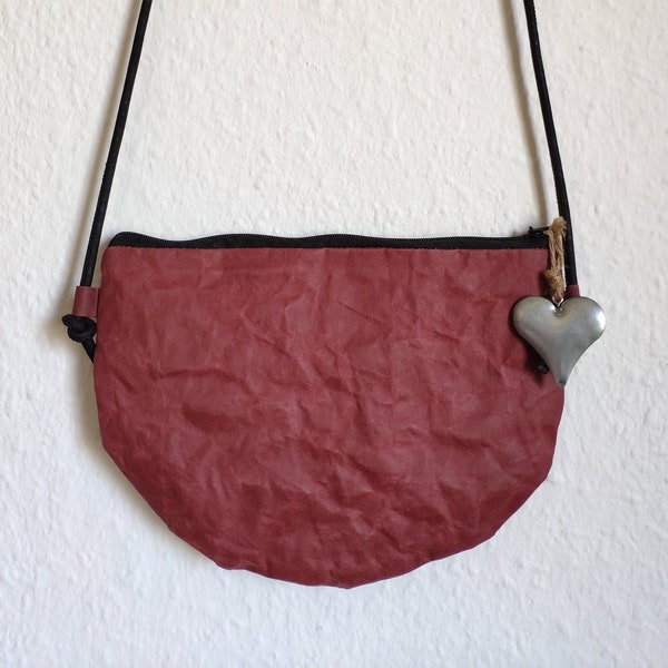 Cross-body bag of bordeaux washable paper handle