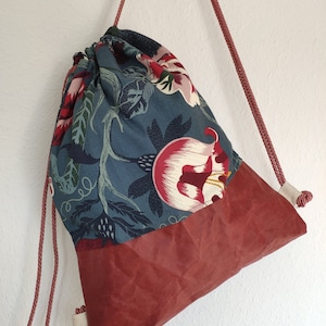Rucksack / Gym-Tasche aus bordeaux waschbarem Papier & floralen Baumwollstoff.