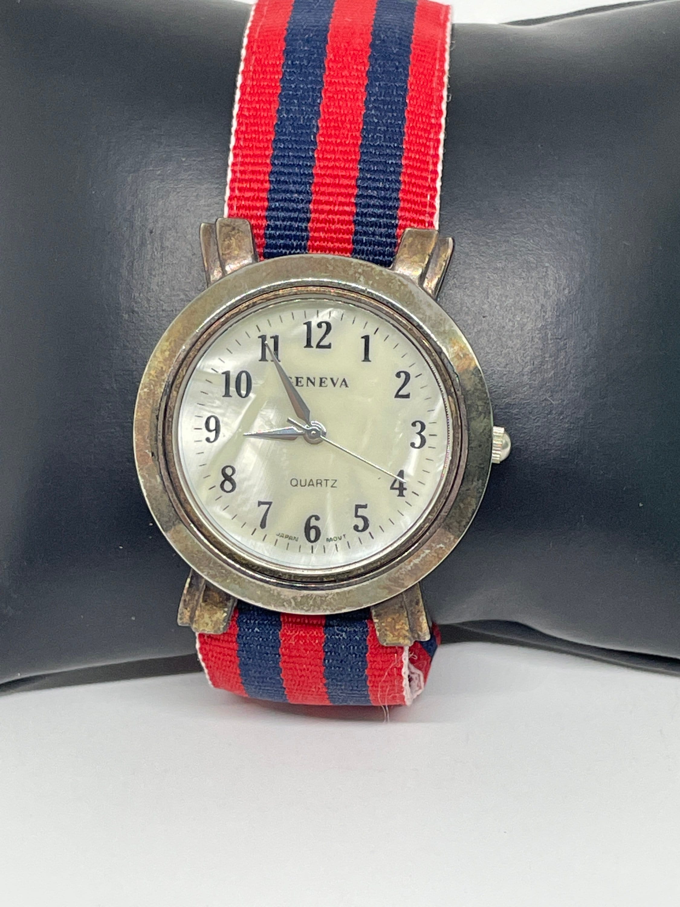 Vintage Geneva Christmas Stocking Ladies watch, running new battery NR A