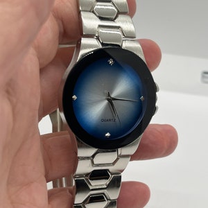 Blue dial men&#39;s watch