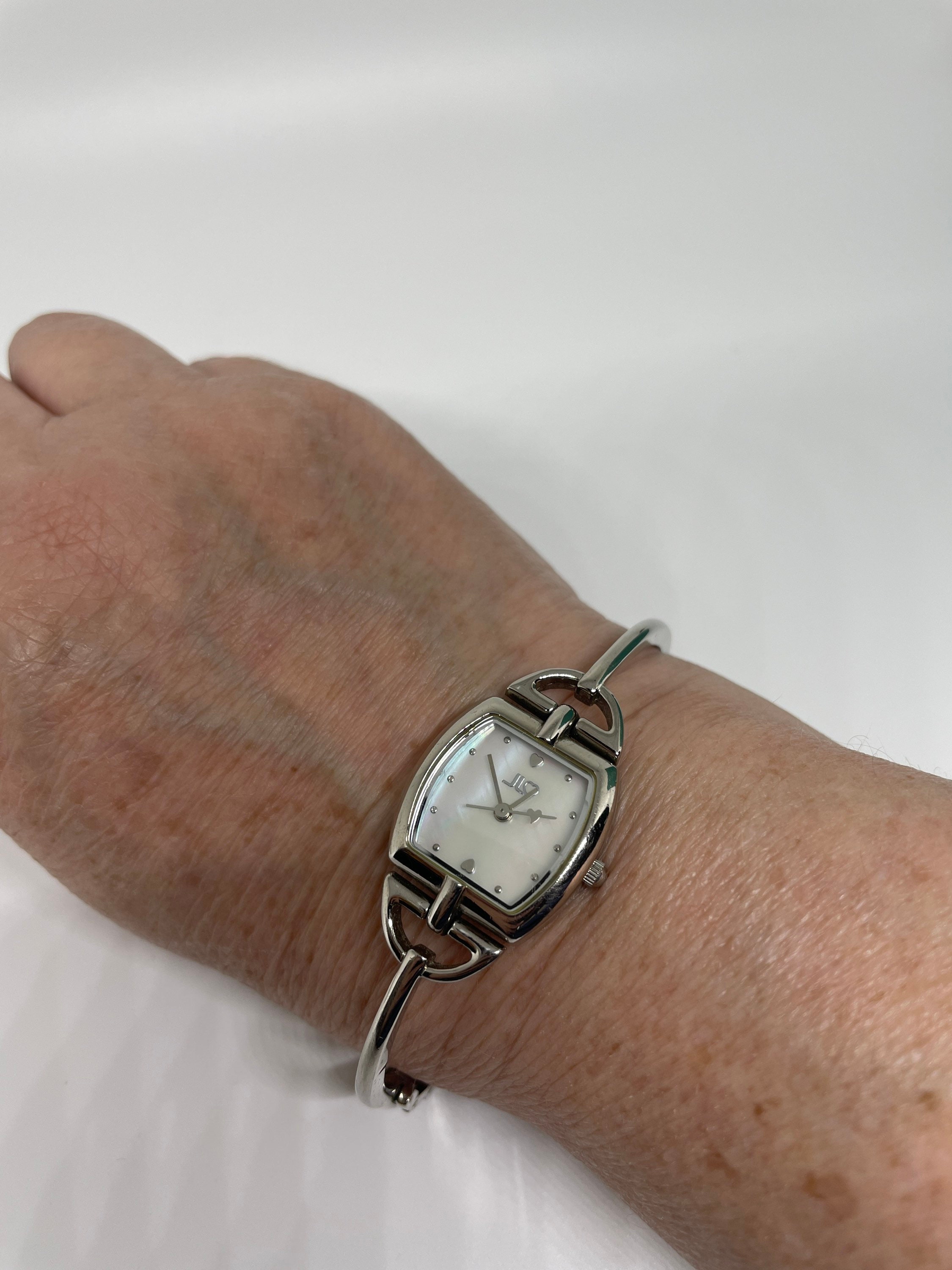Reloj de madreperla en tono plateado JLO Etsy Espana
