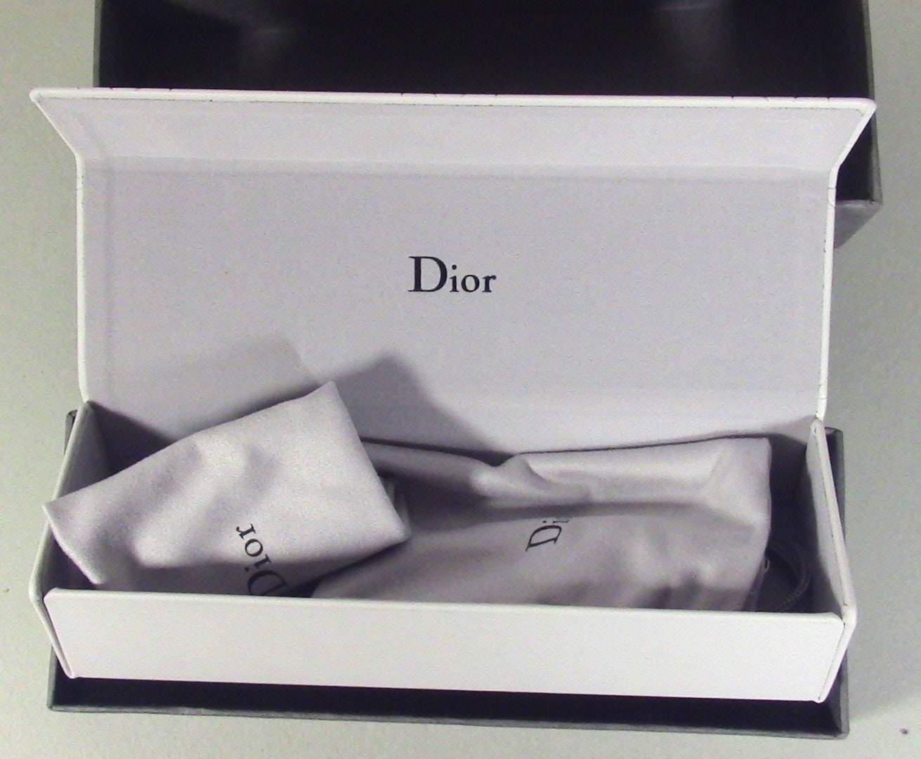 Dior Jewelry Sales BOX has outer and inner box with cloth and Drawstring Bag