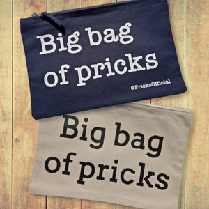 Puede incluir: Dos bolsas con cremallera con el texto "Big bag of pricks" impreso en ellas. La bolsa superior es azul marino con texto blanco y la bolsa inferior es beige con texto negro. El texto "@PricksOfficial" está impreso en la esquina inferior derecha de la bolsa azul marino.