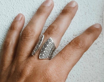 Adjustable ethnic open front ring