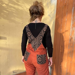 Ręcznie robiony kombinezon z aksamitu etnicznego: prążkowany kombinezon z kordu, rozmiar S/M