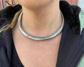 Rigid necklace in brass