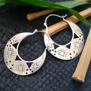Ethno Tribal Creolen mit geometrischen Schnitzereien