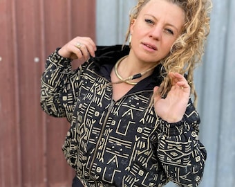 Bomberjacke mit geometrischem Print: Fleece gefütterter Streetwear-Mantel