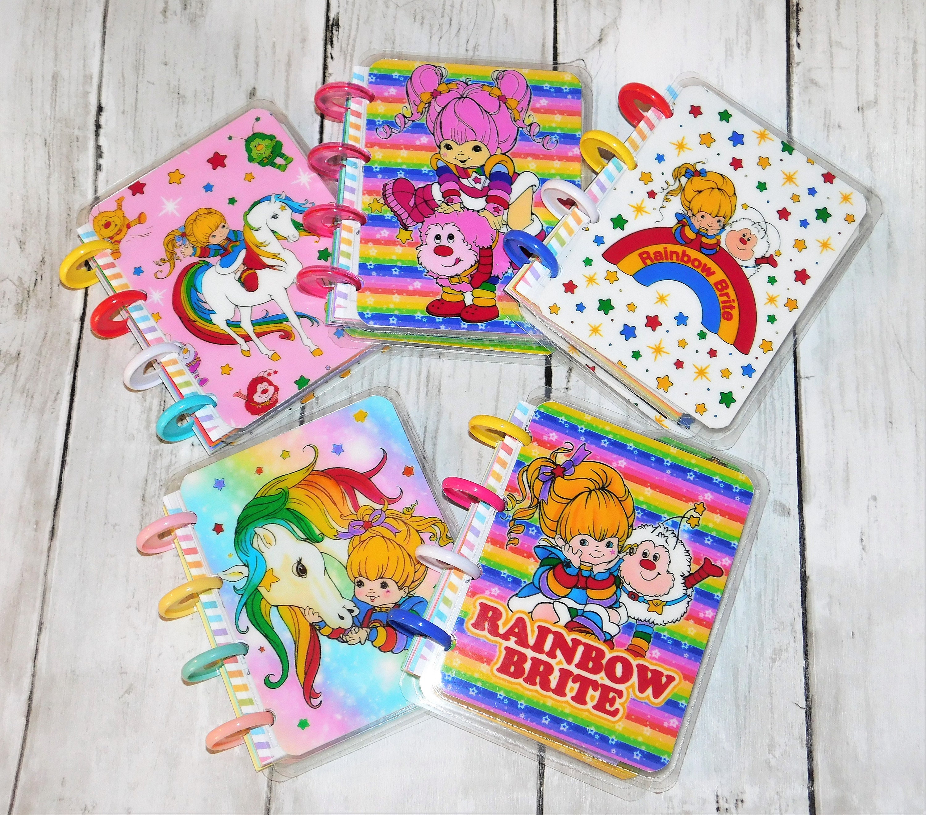 Lot De 10 Cahiers Scolaires Rainbow Brite / Iridella – Format 15x20.5cm, Motif A, Neufs