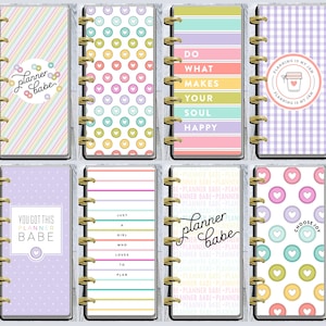 Puede incluir: Colección de ocho planificadores coloridos con encuadernación en espiral dorada. Los diseños incluyen rayas pastel, corazones y citas inspiradoras. Cada planificador mide aproximadamente 18 cm de alto, con varios estilos.