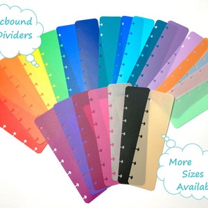 Puede incluir: Una colección de separadores discbound coloridos en varios tonos, incluyendo rojo, naranja, amarillo, verde, azul y morado. Cada separador tiene una serie de agujeros a lo largo de un borde para encuadernar. El texto en la imagen dice "Discbound Dividers" y "More Sizes Available."